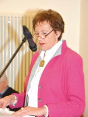 Brunhild Buhre, Vorsitzende des „Verein Kunst in der Provinz“ hielt bei der Vernissage ihre letzte Laudatio auf die ausstellenden Künstlerinnen. In wenigen Monaten wird sie den Vorsitz abgeben. 